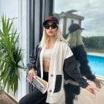 Denim ve krem renk detaylı cepli oversize hırka giyen bir kadın, modern ve rahat bir tarz sergiliyor.