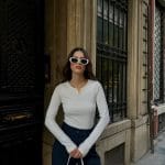 Demir V yaka bej bluz, zarif ve sade kombin önerisi