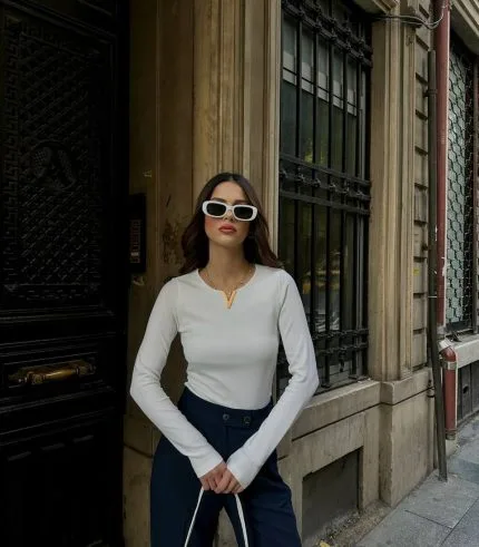 Demir V yaka bej bluz, zarif ve sade kombin önerisi