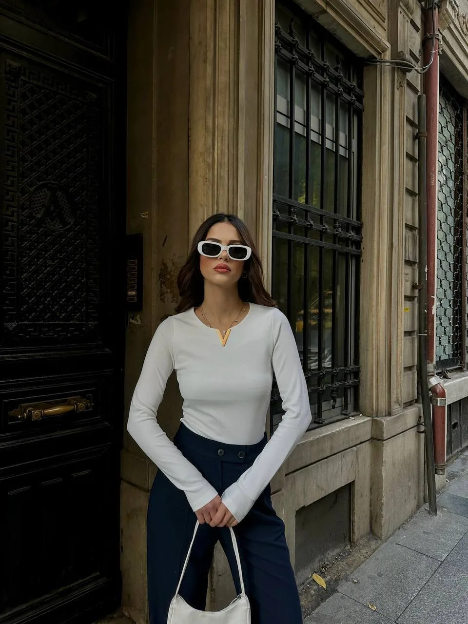 Demir V yaka bej bluz, zarif ve sade kombin önerisi