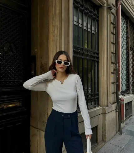 Demir V yaka bej bluz, zarif ve sade kombin önerisi