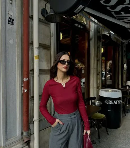 Demir V yaka bordo bluz, etkileyici ve zarif bir kombin önerisi