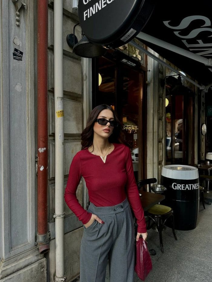 Demir V yaka bordo bluz, etkileyici ve zarif bir kombin önerisi