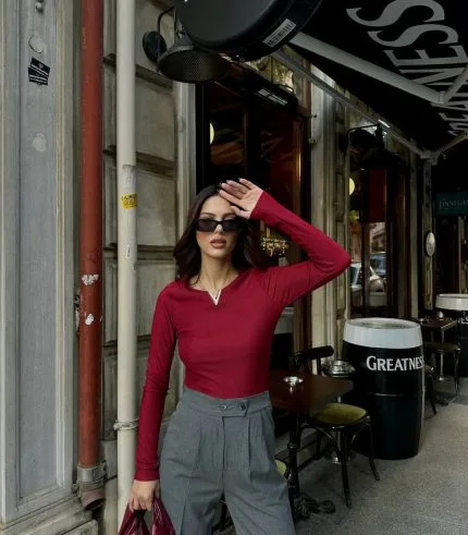 Demir V yaka bordo bluz, etkileyici ve zarif bir kombin önerisi