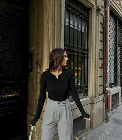 Demir V yaka siyah bluz, şık ve modern kombin önerisi