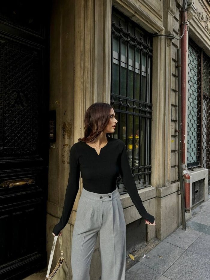 Demir V yaka siyah bluz, şık ve modern kombin önerisi