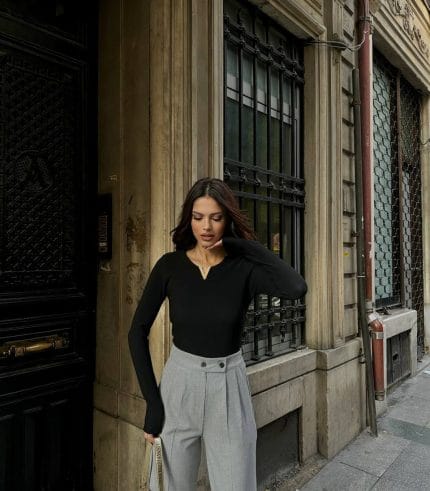 Demir V yaka siyah bluz, şık ve modern kombin önerisi