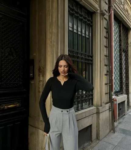 Demir V yaka siyah bluz, şık ve modern kombin önerisi