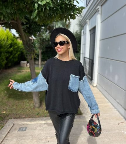 Denim detaylı triko kazak giyen, bordo tayt ve kürklü çizmelerle kombin yapan bir kadın. Kazak ekru rengiyle sade ve şık bir görünüm sunuyor.