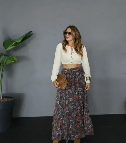 Desenli uzun etek, etnik desenli modern tasarım.