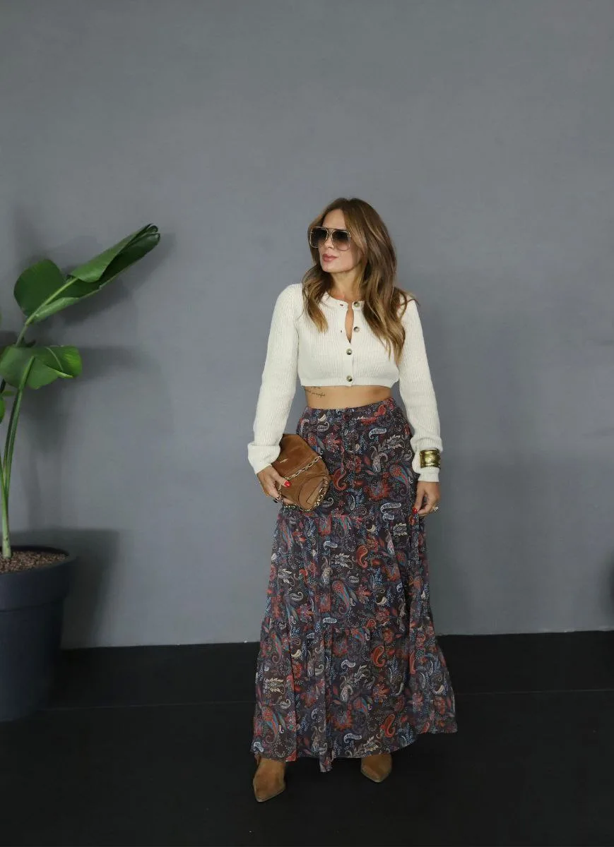 Desenli uzun etek, etnik desenli modern tasarım.