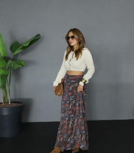 Desenli uzun etek, etnik desenli modern tasarım.