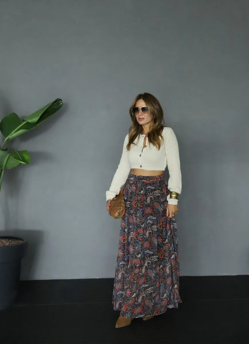 Desenli uzun etek, etnik desenli modern tasarım.