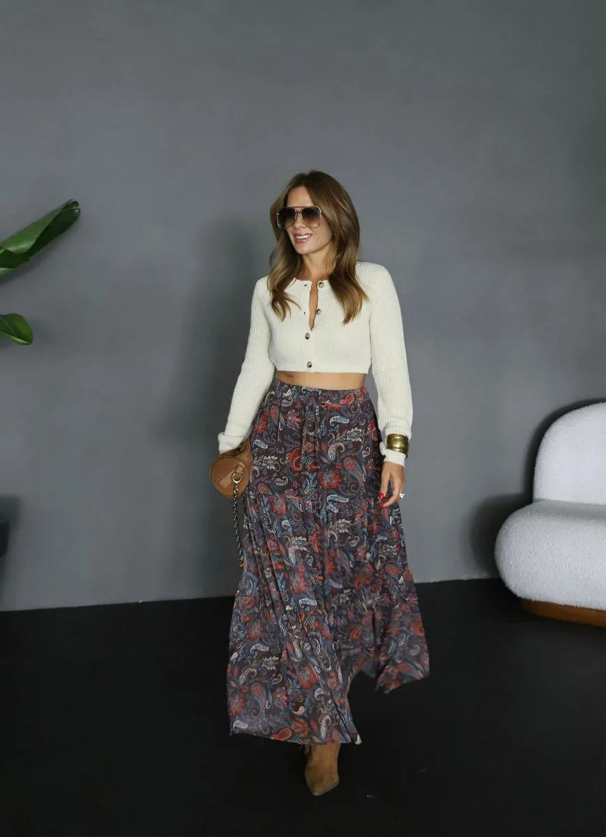 Desenli uzun etek, etnik desenli modern tasarım.