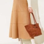 Fermuarlı süet kloş etek bej renk, şık bayan giyim kombini