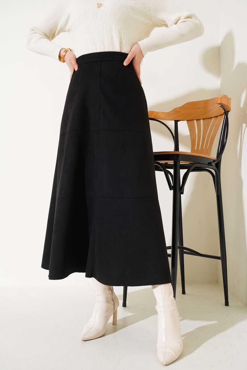 Fermuarlı süet kloş etek siyah renk, zarif bayan giyim kombini