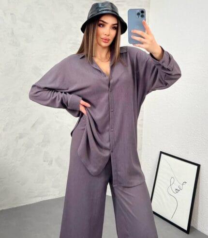Modern tasarıma sahip oversize ikili takım ile günlük şıklık yakalayan kadın. Rahat kesim gömlek ve bol paça pantolon kombini.