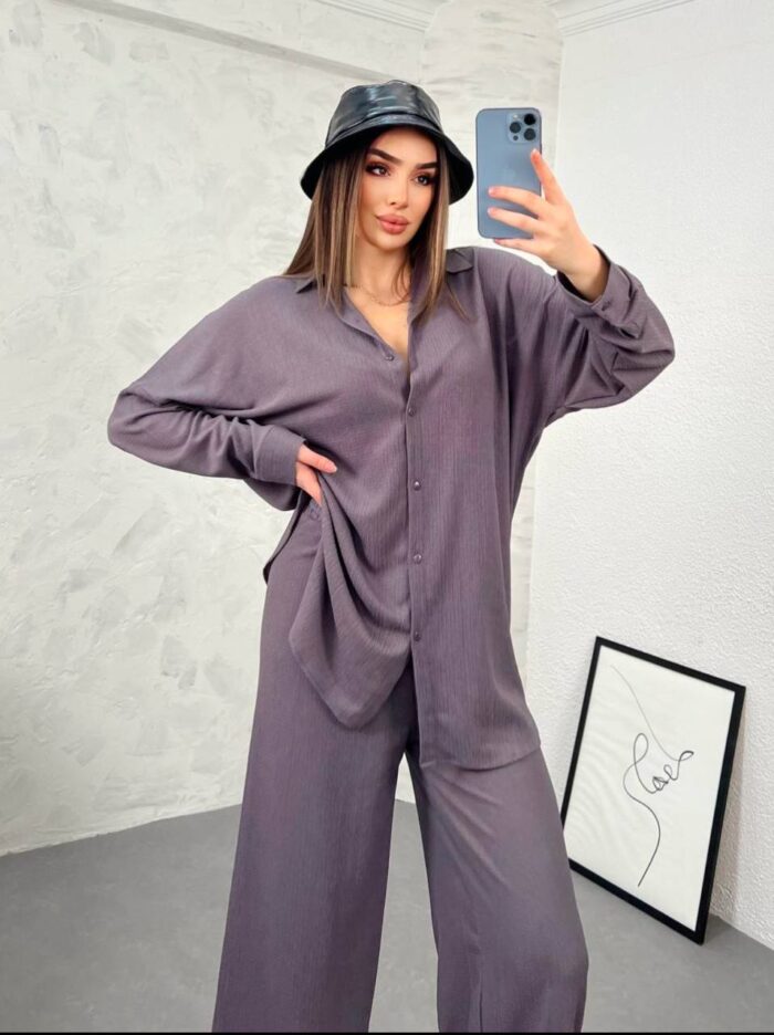 Oversize İkili Takım – Günlük Şıklık Modern tasarıma sahip oversize ikili takım ile günlük şıklık yakalayan kadın. Rahat kesim gömlek ve bol paça pantolon kombini.