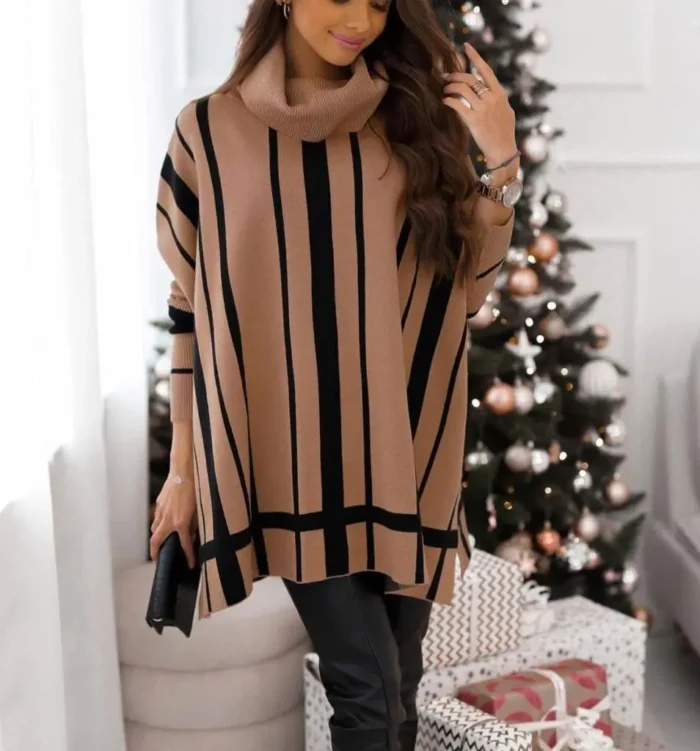 Boğazlı Oversize Çizgili Triko Tunik - Şık ve Rahat Boğazlı oversize çizgili triko tunik giyen kadın, yılbaşı ağacı yanında poz veriyor.