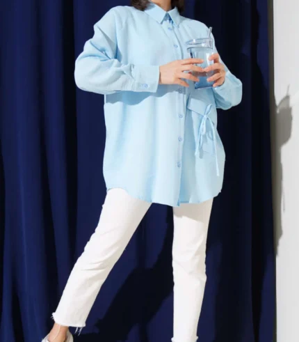 Müslin kumaş, bağcık detaylı ve oversize kesime sahip uzun kollu gömlek.