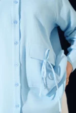 Müslin kumaş, bağcık detaylı ve oversize kesime sahip uzun kollu gömlek.
