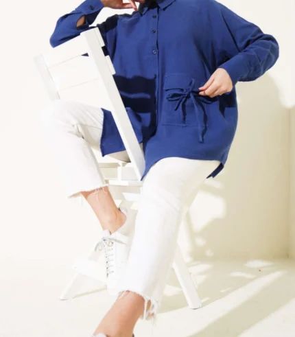 Müslin kumaş, bağcık detaylı ve oversize kesime sahip uzun kollu gömlek.