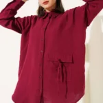 Müslin kumaş, bağcık detaylı ve oversize kesime sahip uzun kollu gömlek.