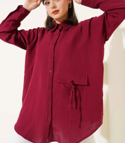 Müslin kumaş, bağcık detaylı ve oversize kesime sahip uzun kollu gömlek.