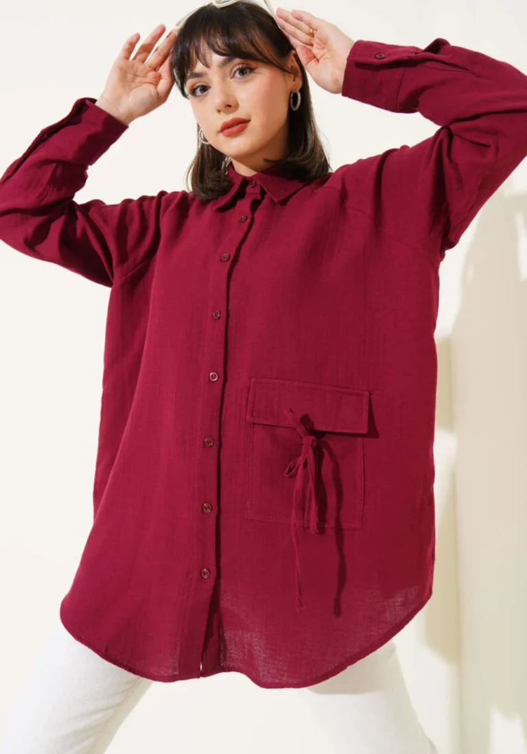 Müslin kumaş, bağcık detaylı ve oversize kesime sahip uzun kollu gömlek.