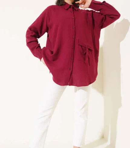 Müslin kumaş, bağcık detaylı ve oversize kesime sahip uzun kollu gömlek.