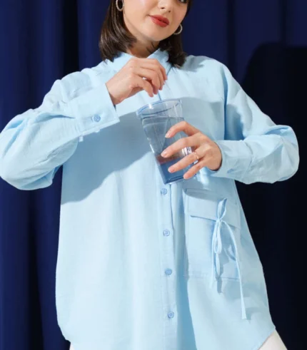 Müslin kumaş, bağcık detaylı ve oversize kesime sahip uzun kollu gömlek.