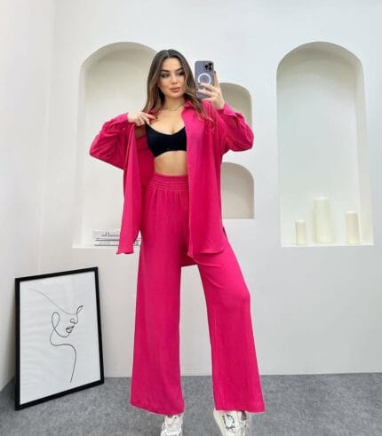 Modern tasarıma sahip oversize ikili takım ile günlük şıklık yakalayan kadın. Rahat kesim gömlek ve bol paça pantolon kombini.