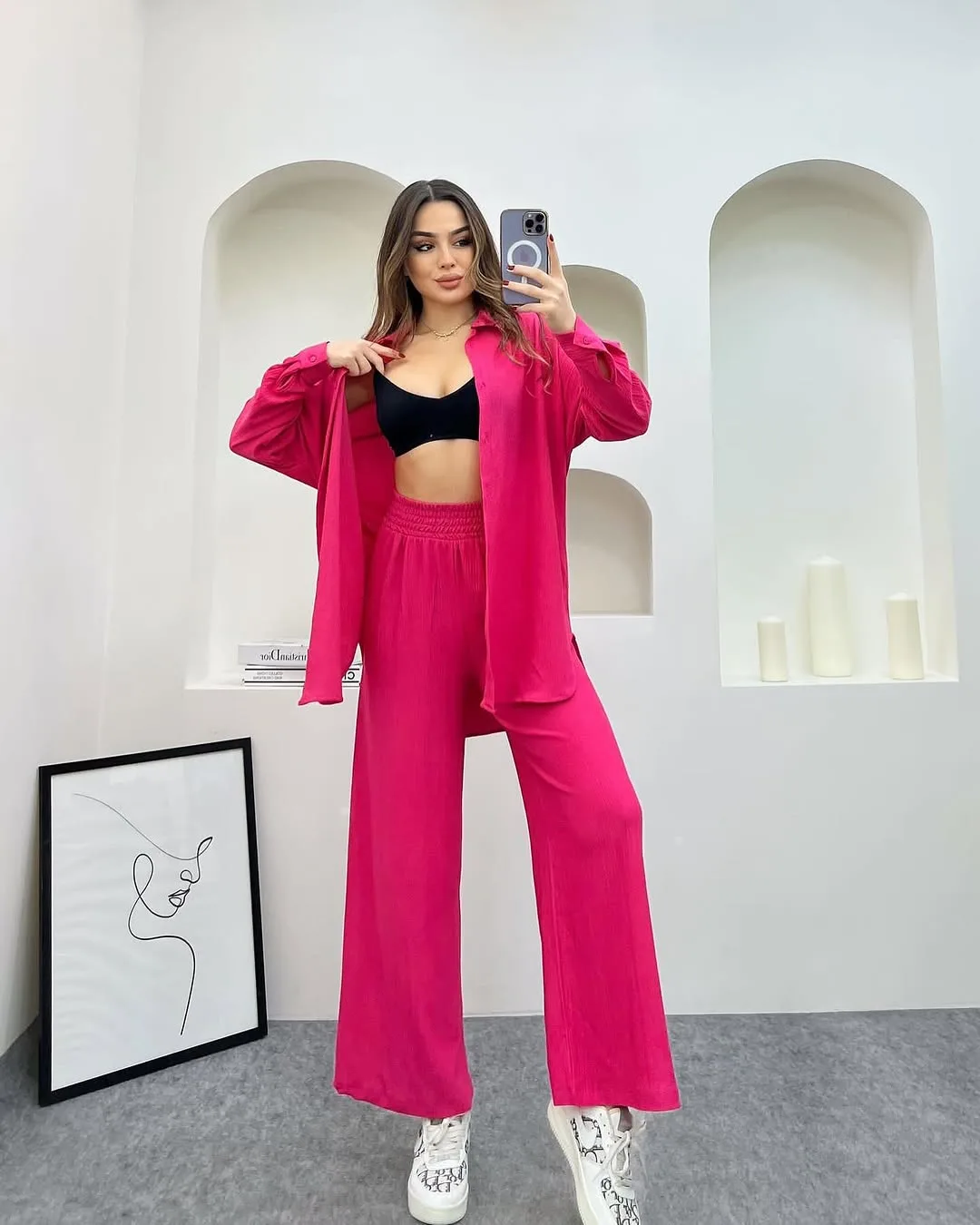 Modern tasarıma sahip oversize ikili takım ile günlük şıklık yakalayan kadın. Rahat kesim gömlek ve bol paça pantolon kombini.