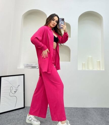 Modern tasarıma sahip oversize ikili takım ile günlük şıklık yakalayan kadın. Rahat kesim gömlek ve bol paça pantolon kombini.