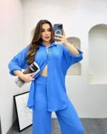 Modern tasarıma sahip oversize ikili takım ile günlük şıklık yakalayan kadın. Rahat kesim gömlek ve bol paça pantolon kombini.