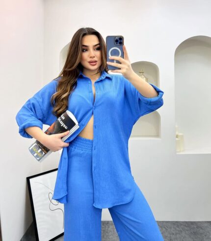 Modern tasarıma sahip oversize ikili takım ile günlük şıklık yakalayan kadın. Rahat kesim gömlek ve bol paça pantolon kombini.
