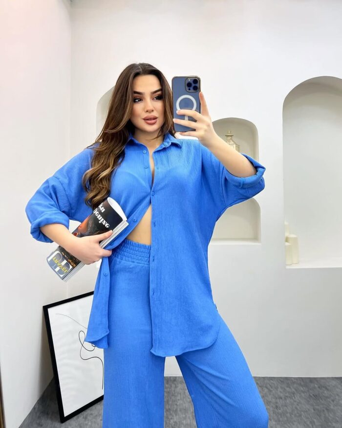 Oversize İkili Takım – Günlük Şıklık Modern tasarıma sahip oversize ikili takım ile günlük şıklık yakalayan kadın. Rahat kesim gömlek ve bol paça pantolon kombini.