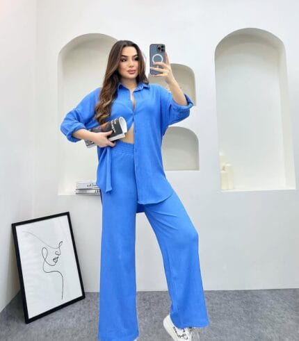 Modern tasarıma sahip oversize ikili takım ile günlük şıklık yakalayan kadın. Rahat kesim gömlek ve bol paça pantolon kombini.