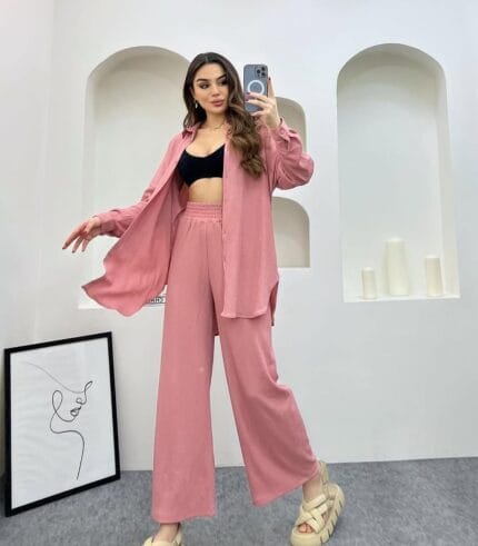 Modern tasarıma sahip oversize ikili takım ile günlük şıklık yakalayan kadın. Rahat kesim gömlek ve bol paça pantolon kombini.