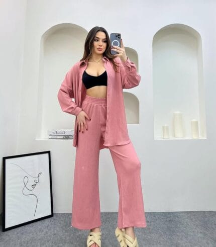 Modern tasarıma sahip oversize ikili takım ile günlük şıklık yakalayan kadın. Rahat kesim gömlek ve bol paça pantolon kombini.