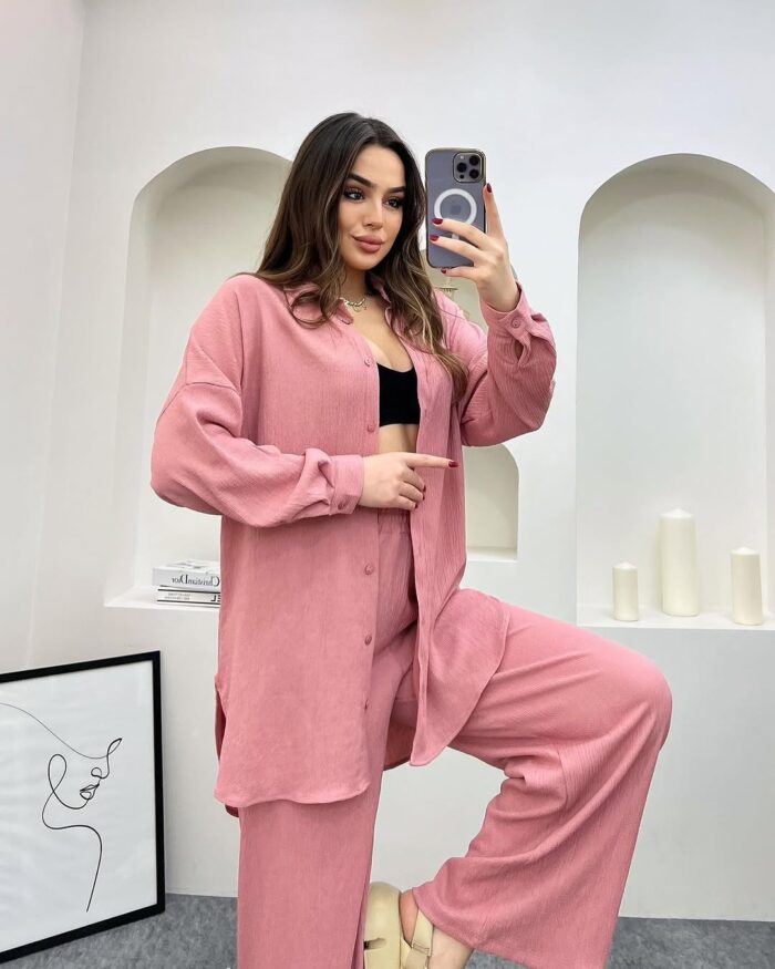 Oversize İkili Takım – Günlük Şıklık Modern tasarıma sahip oversize ikili takım ile günlük şıklık yakalayan kadın. Rahat kesim gömlek ve bol paça pantolon kombini.