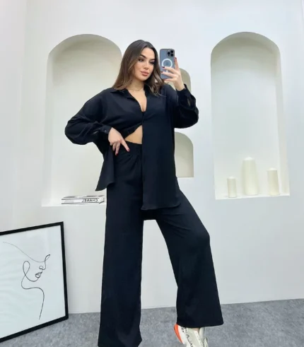 Modern tasarıma sahip oversize ikili takım ile günlük şıklık yakalayan kadın. Rahat kesim gömlek ve bol paça pantolon kombini.
