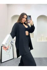 Modern tasarıma sahip oversize ikili takım ile günlük şıklık yakalayan kadın. Rahat kesim gömlek ve bol paça pantolon kombini.