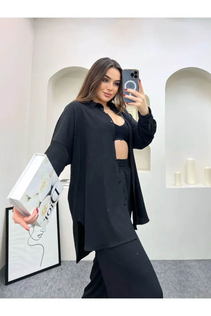 Oversize İkili Takım – Günlük Şıklık Modern tasarıma sahip oversize ikili takım ile günlük şıklık yakalayan kadın. Rahat kesim gömlek ve bol paça pantolon kombini.