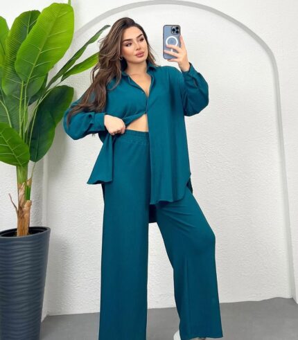 Modern tasarıma sahip oversize ikili takım ile günlük şıklık yakalayan kadın. Rahat kesim gömlek ve bol paça pantolon kombini.