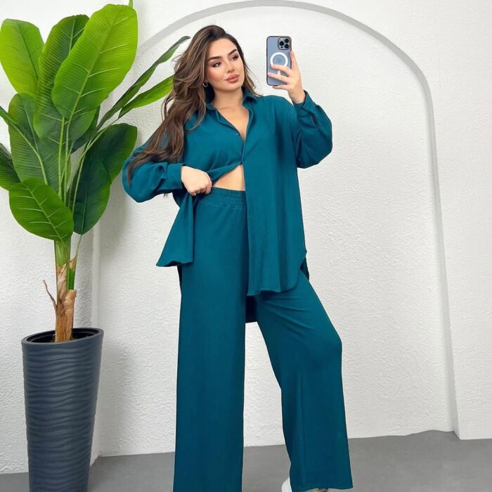 Oversize İkili Takım – Günlük Şıklık Modern tasarıma sahip oversize ikili takım ile günlük şıklık yakalayan kadın. Rahat kesim gömlek ve bol paça pantolon kombini.