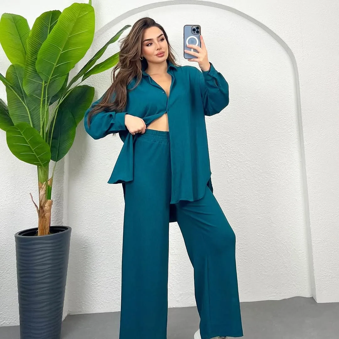 Modern tasarıma sahip oversize ikili takım ile günlük şıklık yakalayan kadın. Rahat kesim gömlek ve bol paça pantolon kombini.