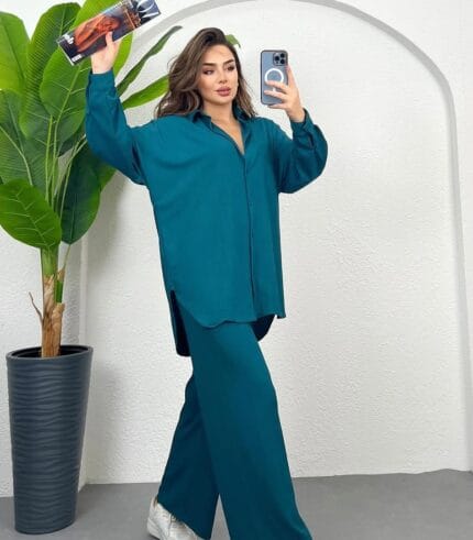 Modern tasarıma sahip oversize ikili takım ile günlük şıklık yakalayan kadın. Rahat kesim gömlek ve bol paça pantolon kombini.