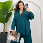Modern tasarıma sahip oversize ikili takım ile günlük şıklık yakalayan kadın. Rahat kesim gömlek ve bol paça pantolon kombini.