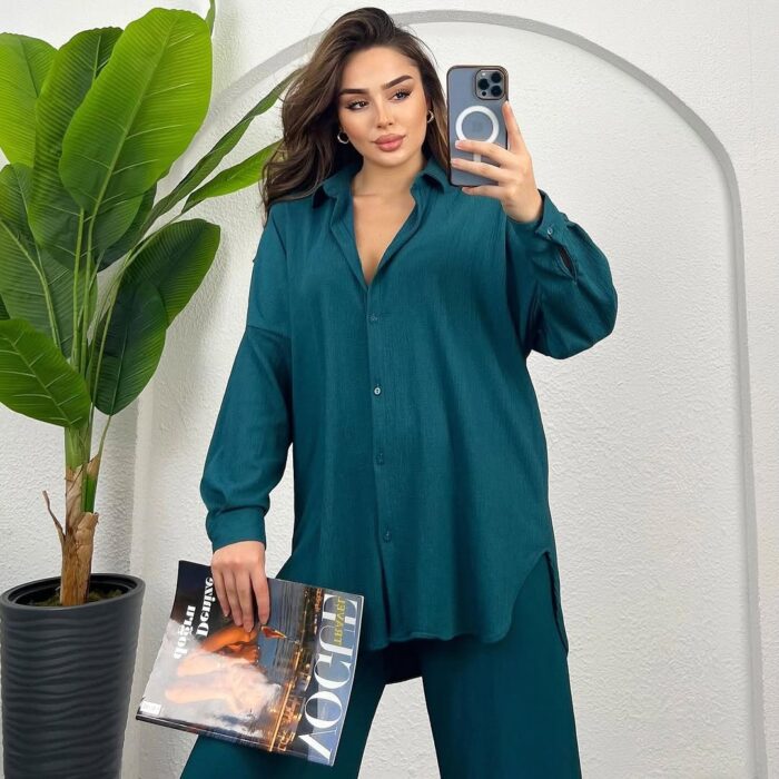 Oversize İkili Takım – Günlük Şıklık Modern tasarıma sahip oversize ikili takım ile günlük şıklık yakalayan kadın. Rahat kesim gömlek ve bol paça pantolon kombini.